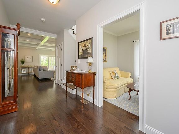 4th image of 25 Screenhouse Ln