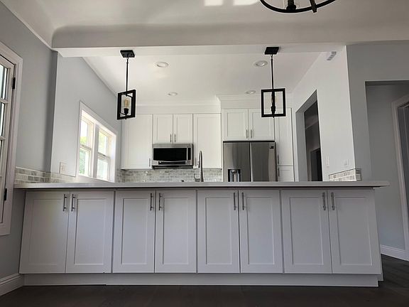 3rd image of 803 N Hayworth Ave