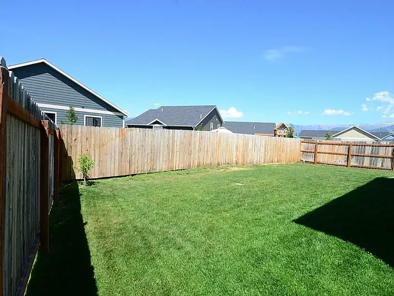 902 Powers Blvd — Photo 20