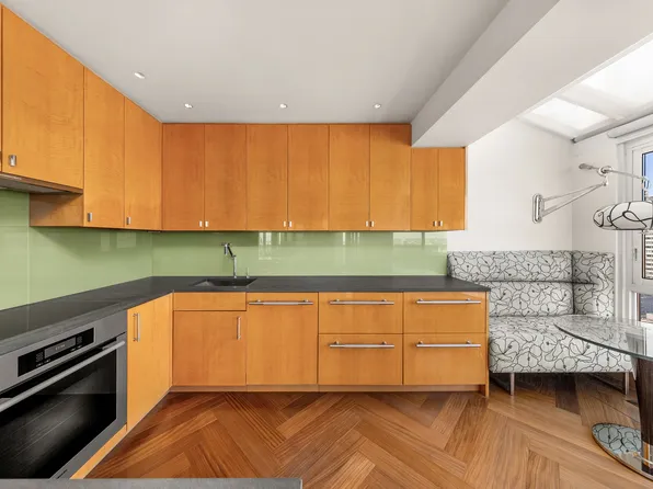 200 East 61st Street image 3 of 17