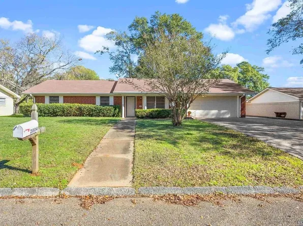 2804 Amberwood Dr, Longview, TX 75605