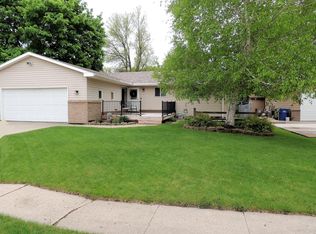 1202 6th Ave NE, Watertown, SD 57201