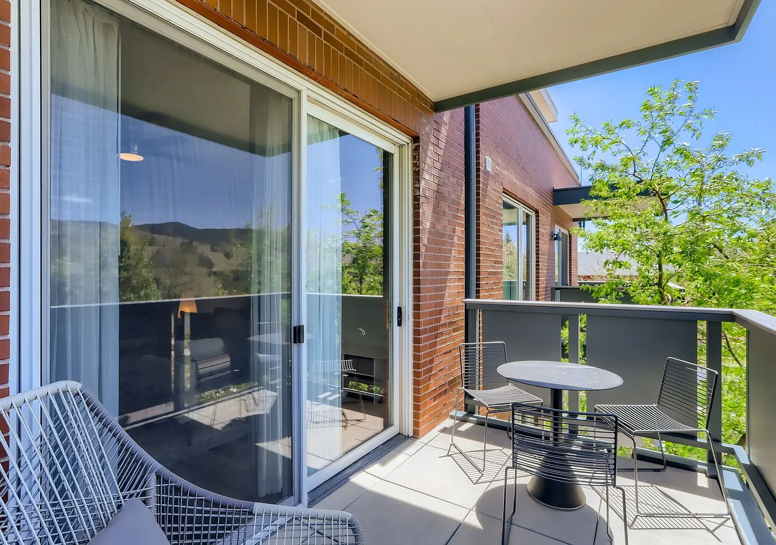 Modern 1 BDR Condo in Holiday Neighborhood — Photo 4