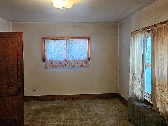 4th image of 33 Forest St