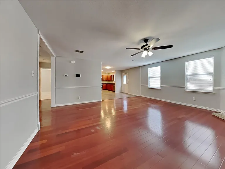527 Laurel Ln — Photo 4
