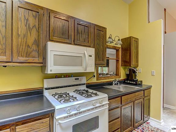 4th image of 102 Latham St