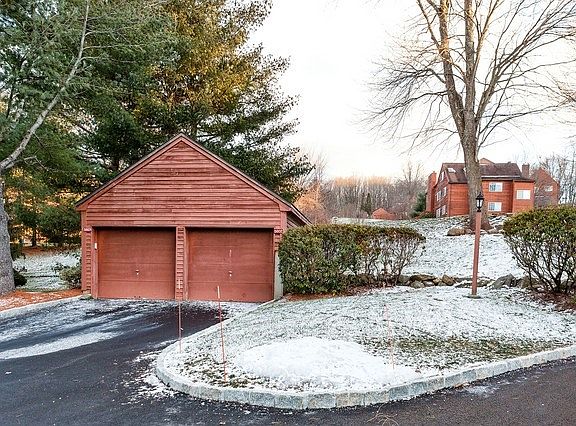 3rd image of 305 Driftway Ln