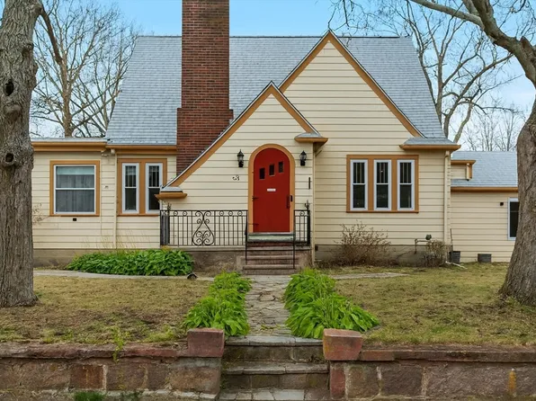 28 Edgeworth St, Weymouth, MA 02189