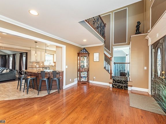 3rd image of 18 Stonycroft Rd