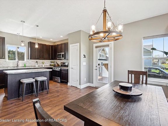 5th image of 614 Oakwood Dr