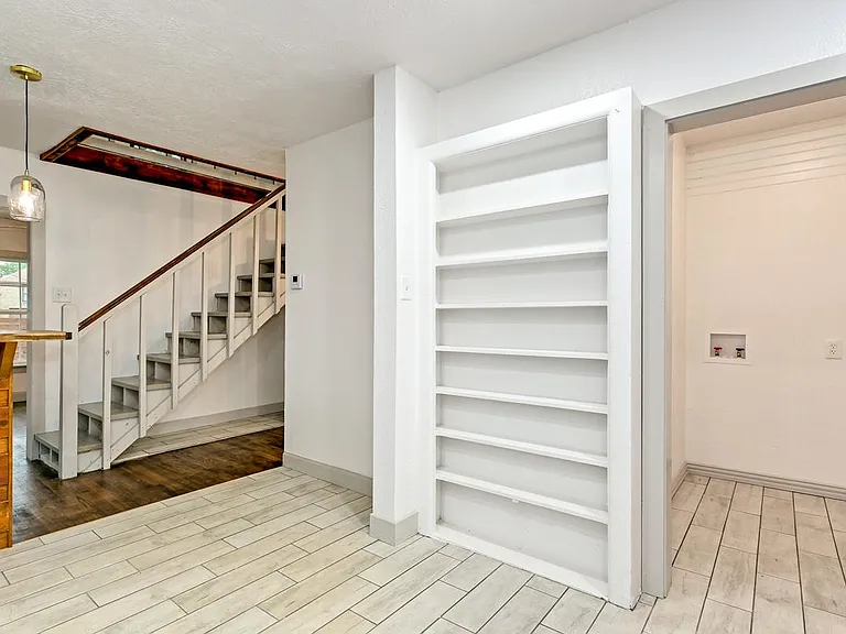 2310 Gladstone Dr — Photo 12