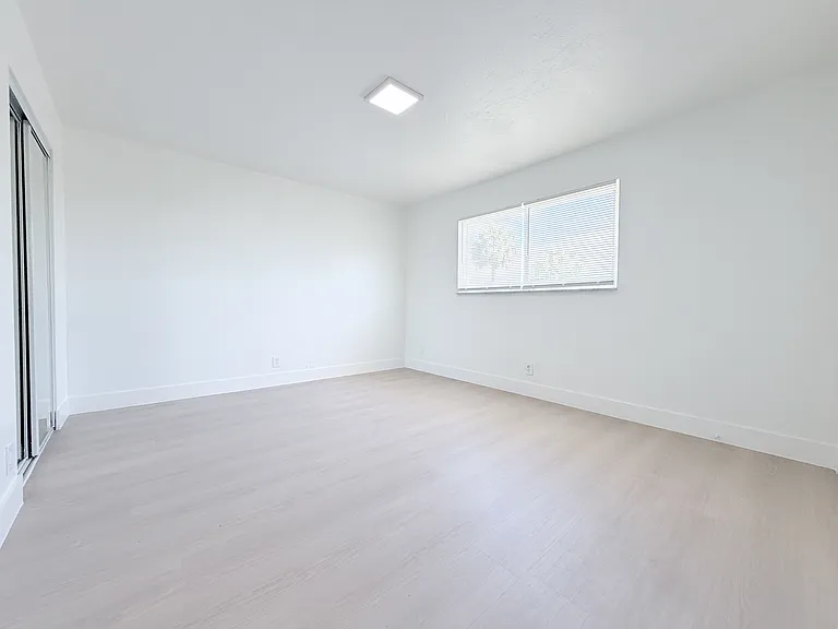 1100 S Broadway #205 — Photo 4