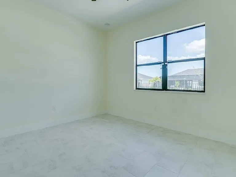 141 SW 37th Pl — Photo 15