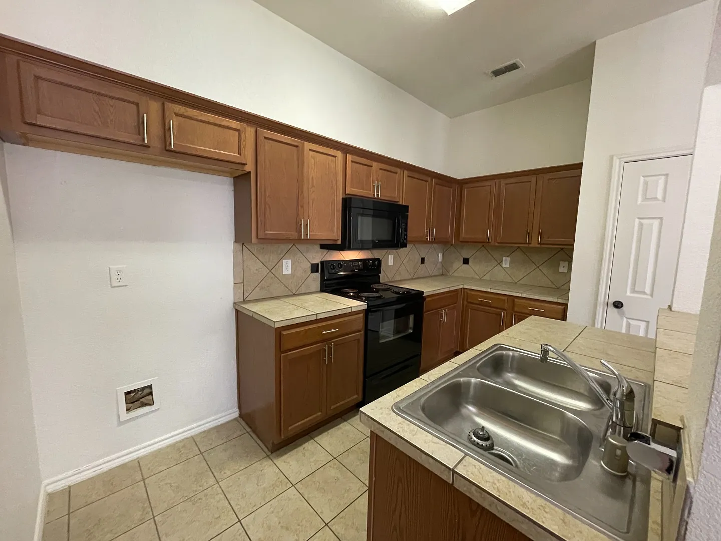 Charming 3-Bed in Woodland Estates with HOA Amenities, Fenced Yard & Attached Garage — Photo 4