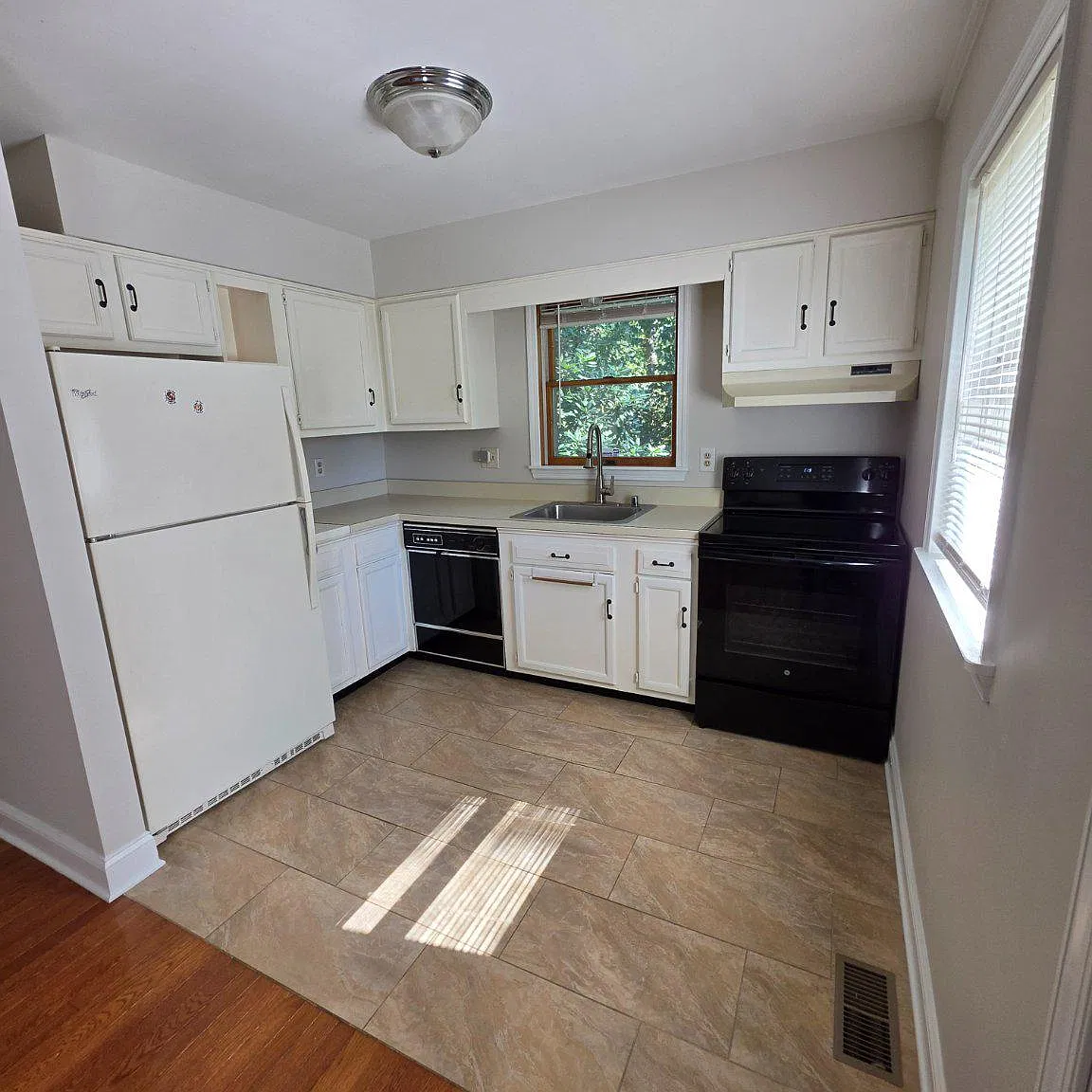 1 bed, 1.0 bath, 1000 sqft, $2,100 — Photo 3