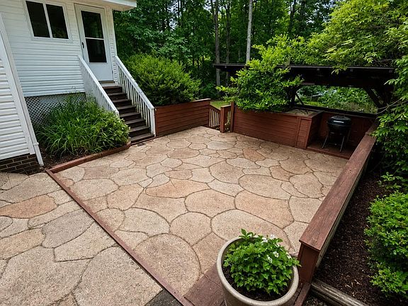 4th image of 330 Cherrylaurel Dr