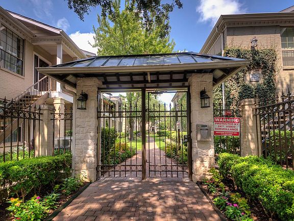 This condo is located in the heart of the highly sought after upper Kirby district.