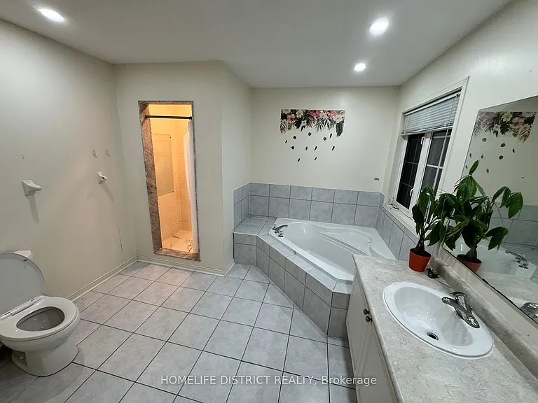 1100 Ashgrove Cres — Photo 9