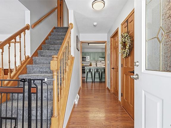 3rd image of 512 Shackelton Point Rd