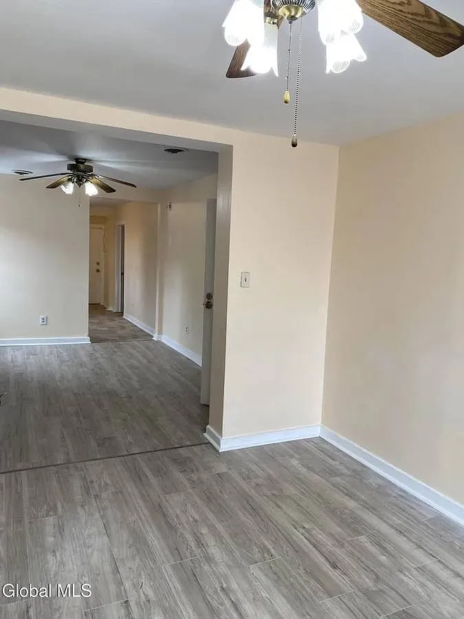 3 bed, $1,600 — Photo 2
