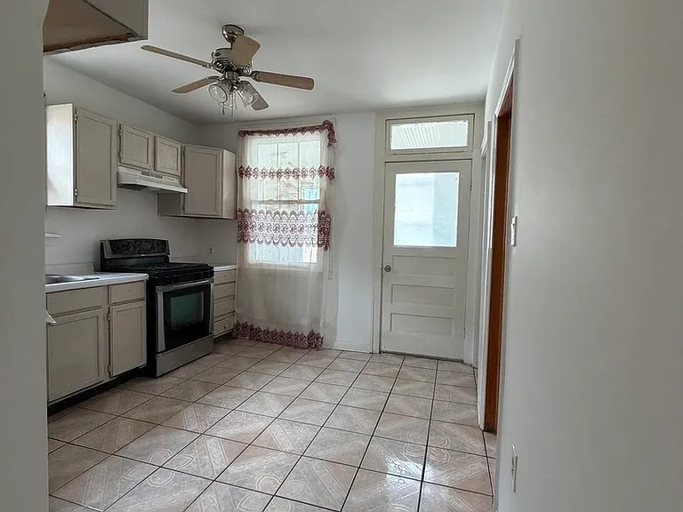 S Francisco Ave — Photo 12