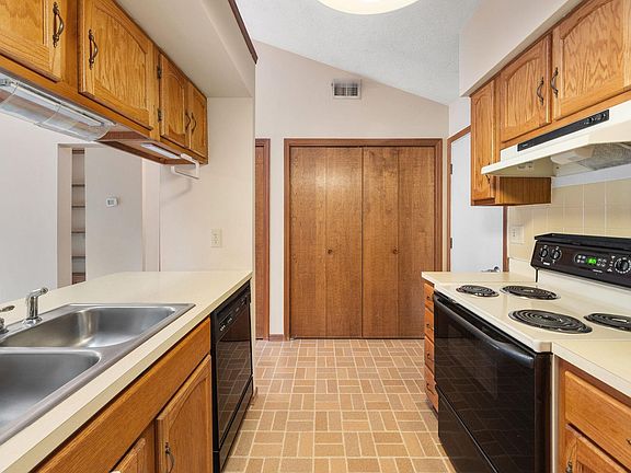4th image of 625 Wellington Ct