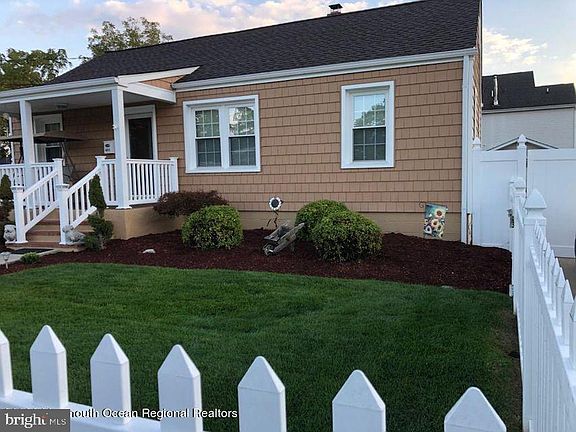 2nd image of 403 Manapaqua Ave