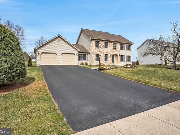 3rd image of 1325 Pheasant Run Rd