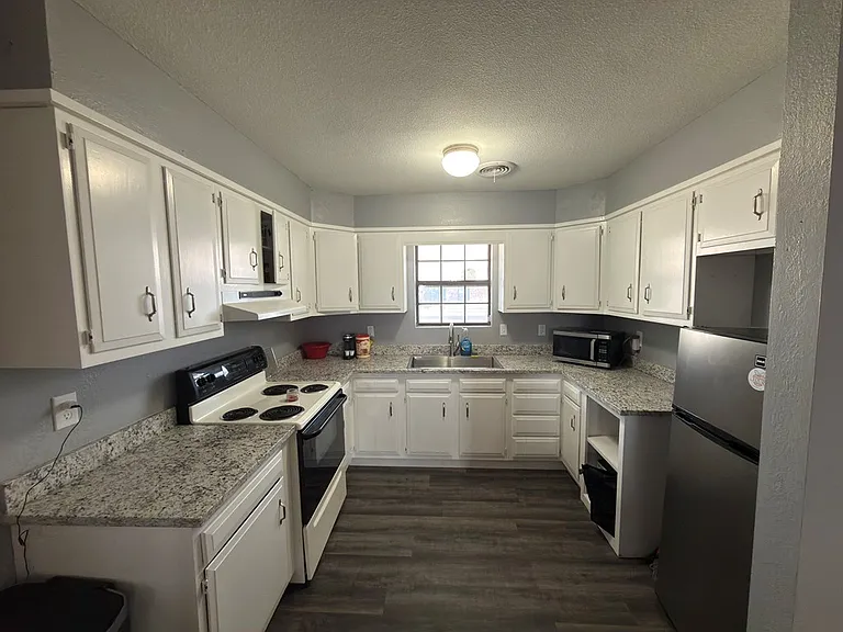 1805 S Bryan Ave — Photo 10