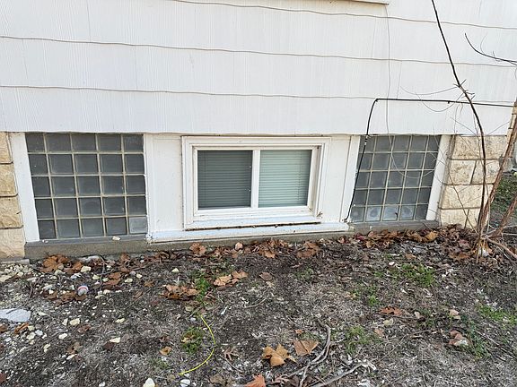 2nd image of 231 W 4th St APT 4