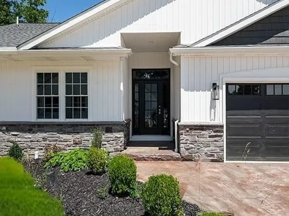 991 Pin Oaks Dr, Broadview Heights, OH 44147