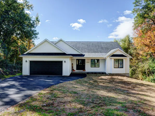 16 Greenbush Avenue, East Greenbush, NY 12061