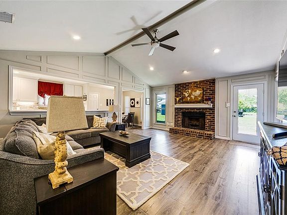 3rd image of 2433 Lakeview Ln