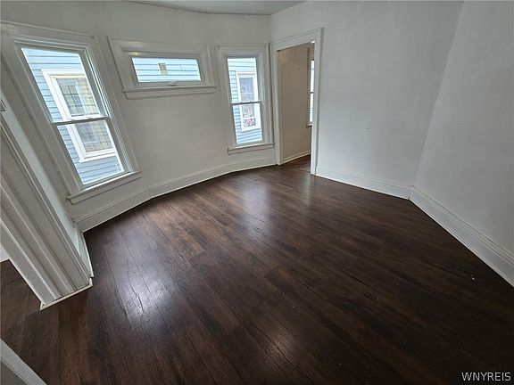 4th image of 40 Kamper Ave