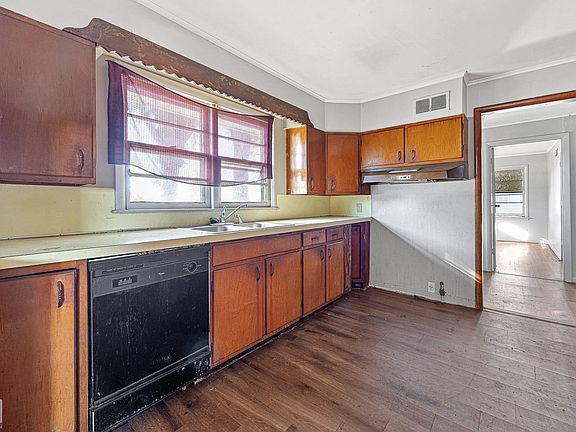 4th image of 1598 S Division St