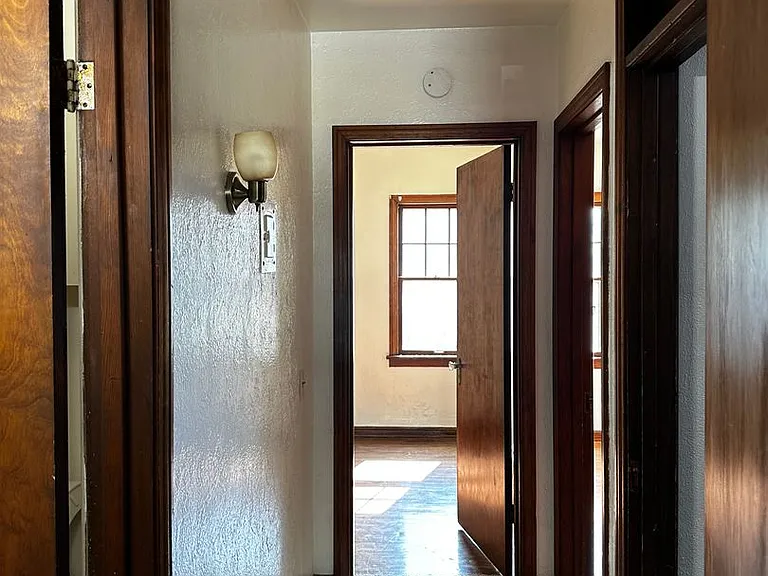555 Woodsdale Ave — Photo 15
