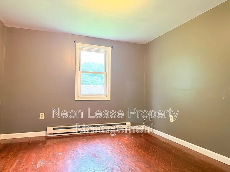 409 N Church St #B — Photo 8