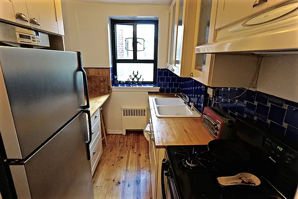 Sold by Bizzarro Agency | media 12