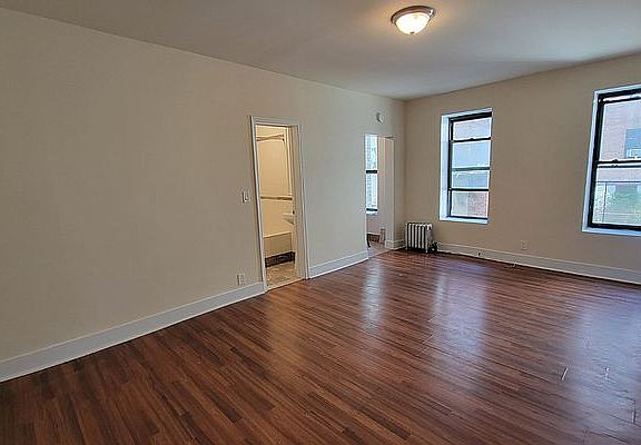 3rd image of 11880 Metropolitan Ave APT 1E