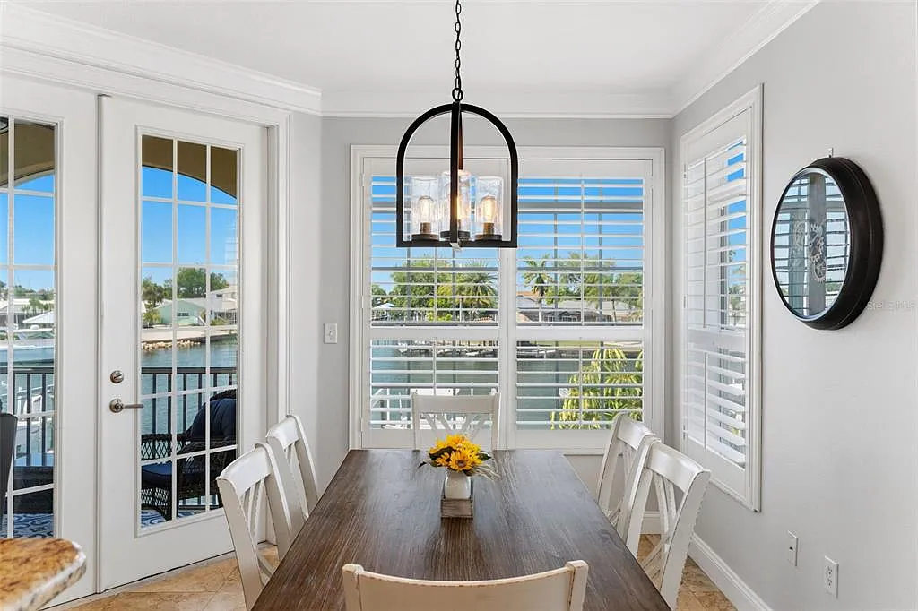 3 bed, 2.5 bath, 2350 sqft, $6,200 — Photo 3