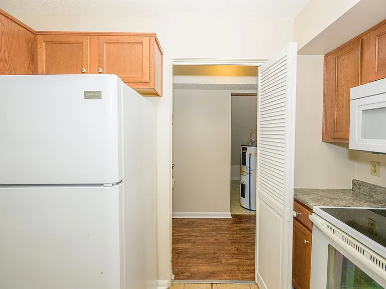 300 Berkley Ct #8 — Photo 7