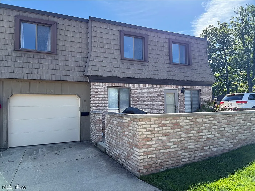 3 bed, 2.5 bath, 2088 sqft, $2,000 — Photo 2