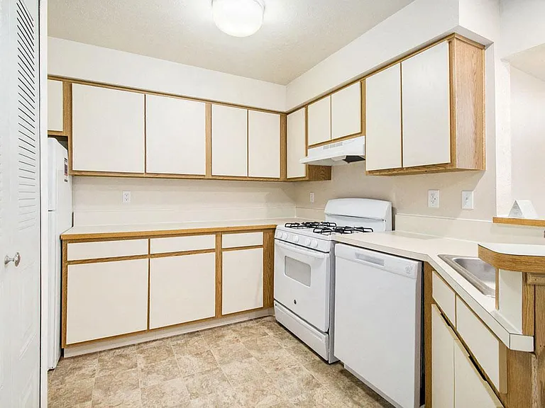 Pine Knoll Apartments — Photo 11