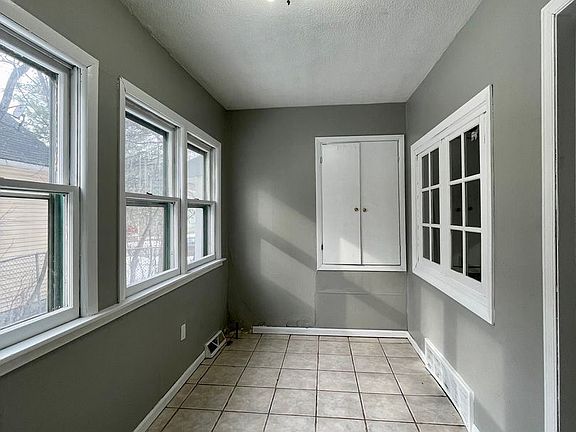 3rd image of 98 Manitoba Ave APT 1