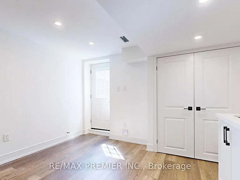 208 McRoberts Ave W #LOWER — Photo 9