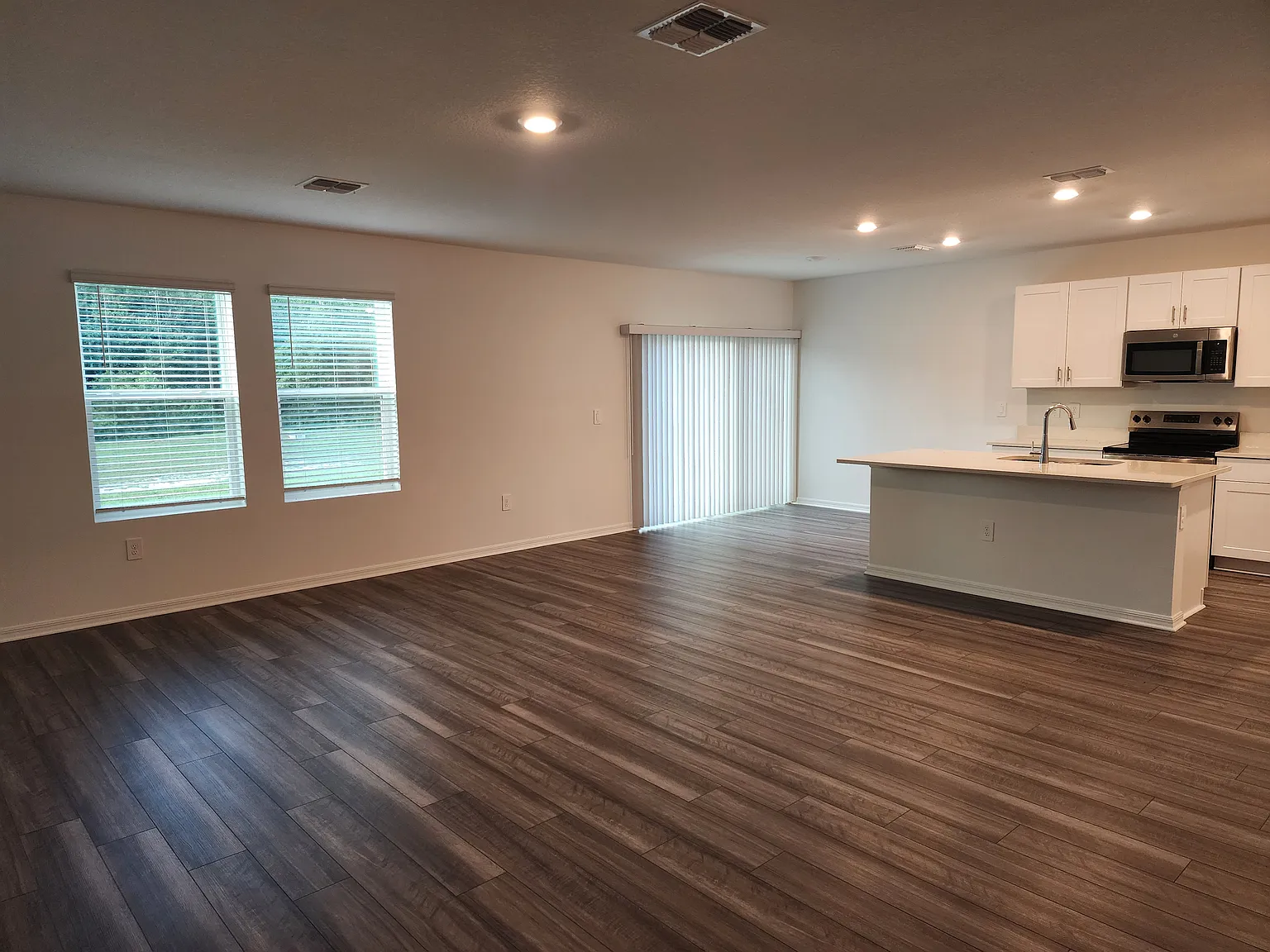 4 bed, 2.5 bath, 2271 sqft, $2,650 — Photo 4