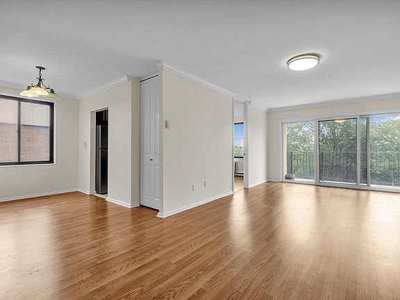 2nd image of 130 Colonial Pkwy APT 4H