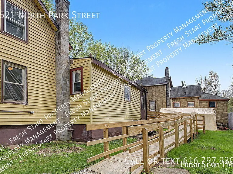 1521 N Park St — Photo 4