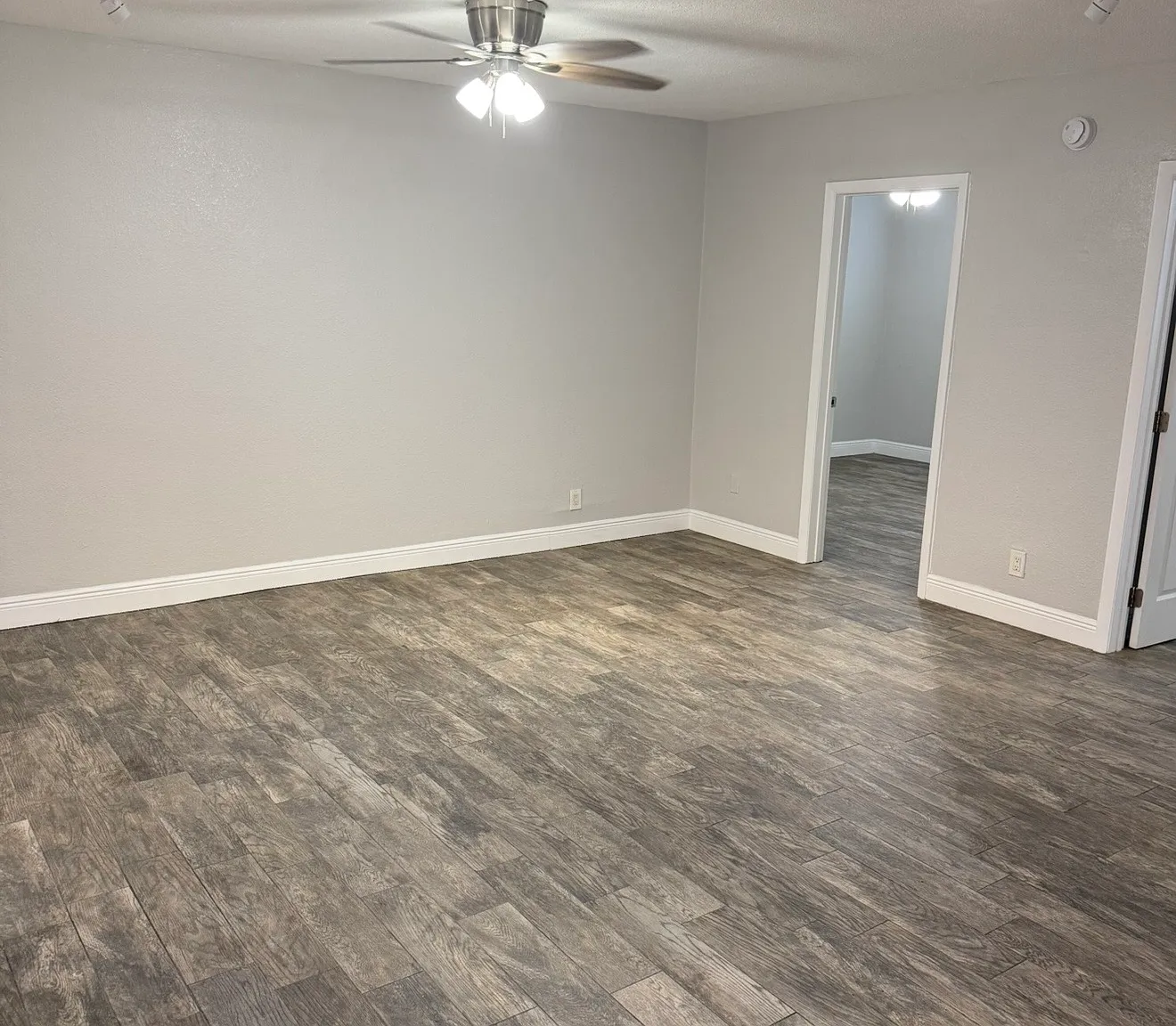 800 NE 14TH PL - 3 — Photo 2