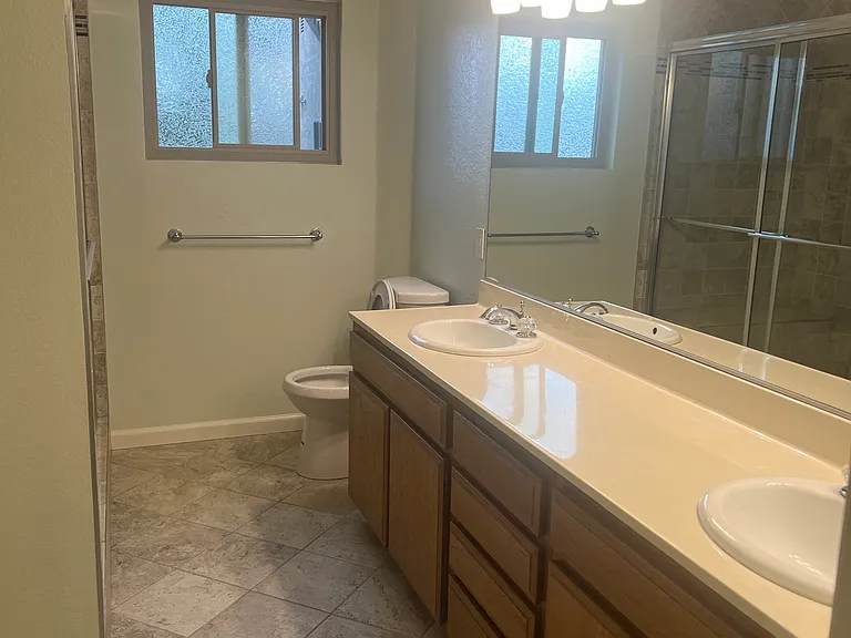 2411 E Greenview Dr — Photo 16